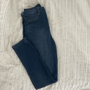 NEW NEVER WORN SKINNY JEANS
